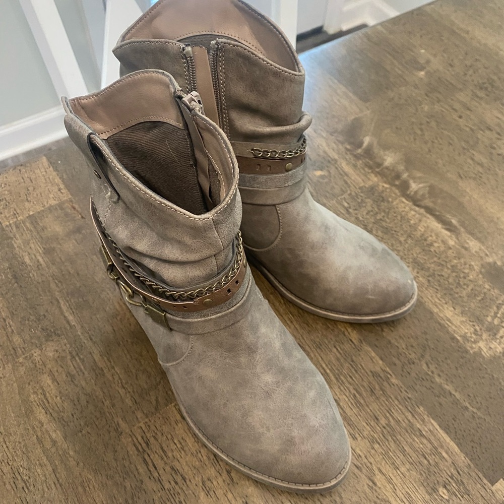 Adorable short boots with chain *like new!*
